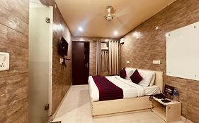 Hotel Red Chilly Near Model Town Delhi Metro Station